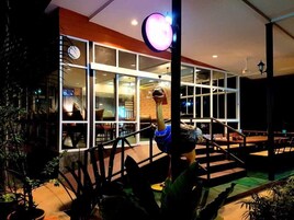 Majoituspaikan julkisivu illalla/yöllä