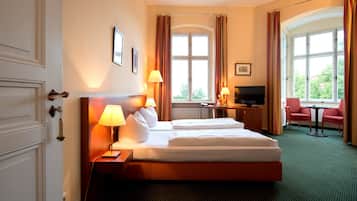 Habitación estándar doble | Ropa de cama hipoalergénica, minibar, caja fuerte y escritorio