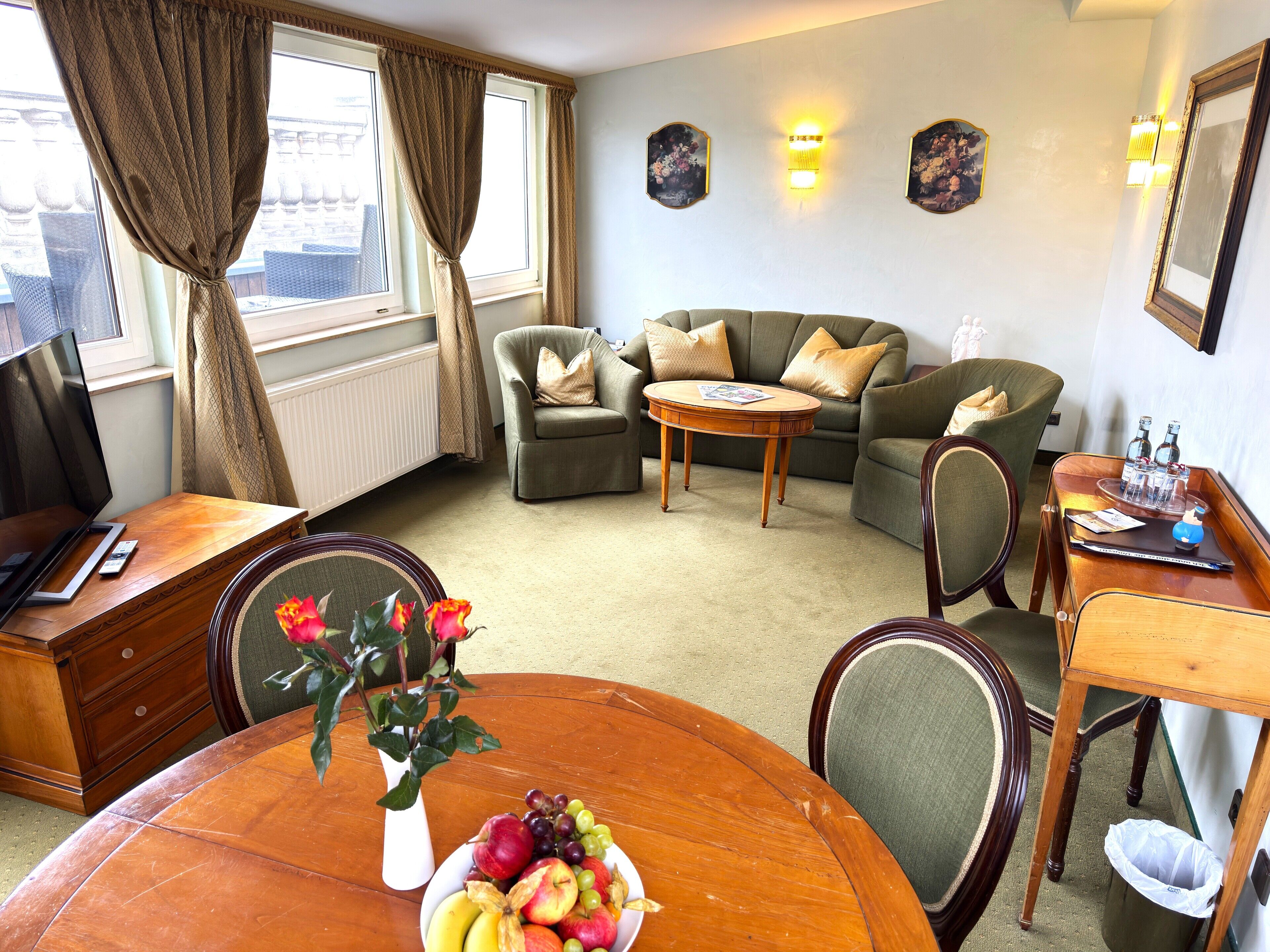 Palais Suite | Opholdsområde | 32-tommers LCD-tv med satellitkanaler, tv