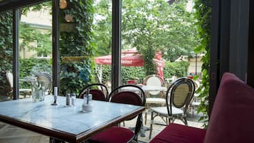2 Restaurants; Mittagessen und Abendessen werden serviert