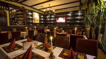 2 Restaurants; Mittagessen und Abendessen werden serviert