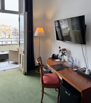Standard Double Room | Living area | 32-inch LCD TV with satellite channels, TV - Hotel am Luisenplatz (Potsdam)
