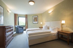 Leilighet | Allergitestet sengetøy, minibar, safe på rommet og skrivebord