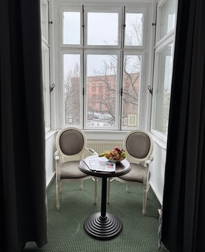 Standard Double Room | Living area | 32-inch LCD TV with satellite channels, TV - Hotel am Luisenplatz (Potsdam)