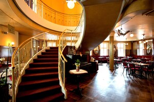 2 restaurantes; se sirve almuerzo y cena