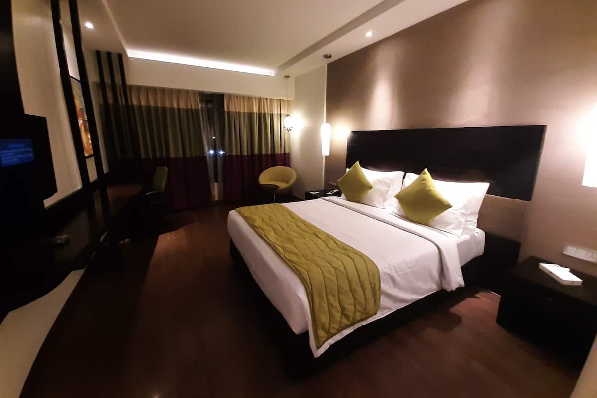 Deluxe Room | 1 bedroom, minibar, in-room safe, desk