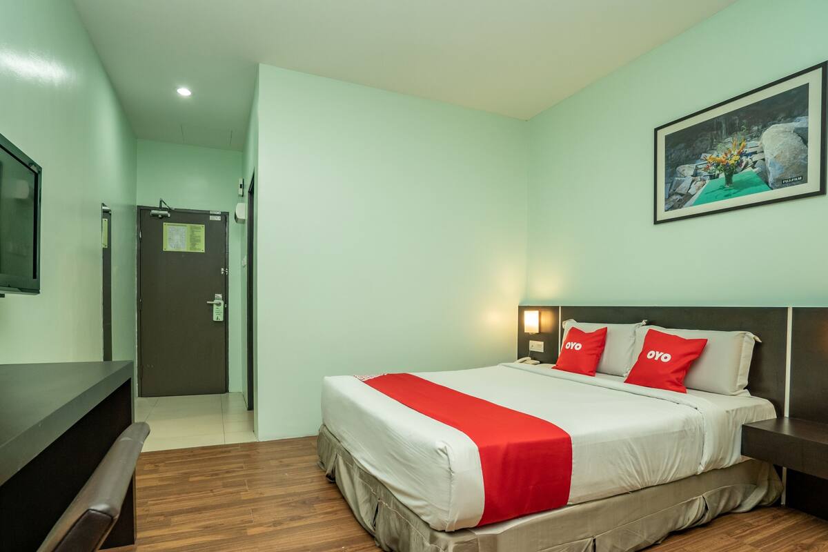 Deluxe Queen Room | Desk, WiFi (free), bed sheets