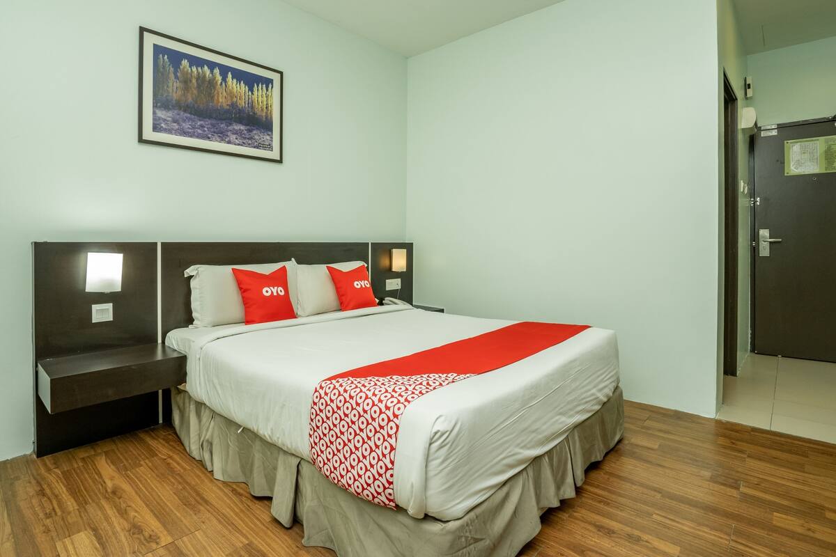 Desk, WiFi (free), bed sheets