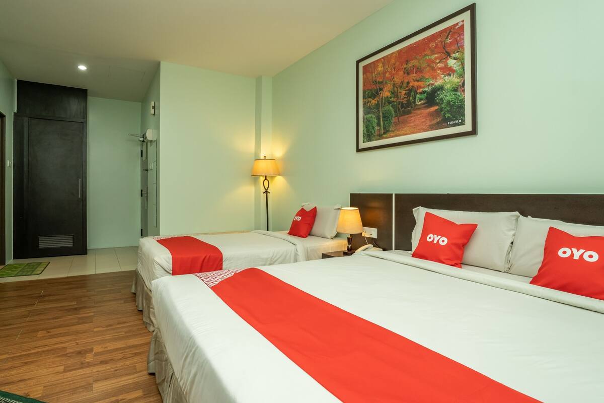 Executive Suite | Desk, WiFi (free), bed sheets