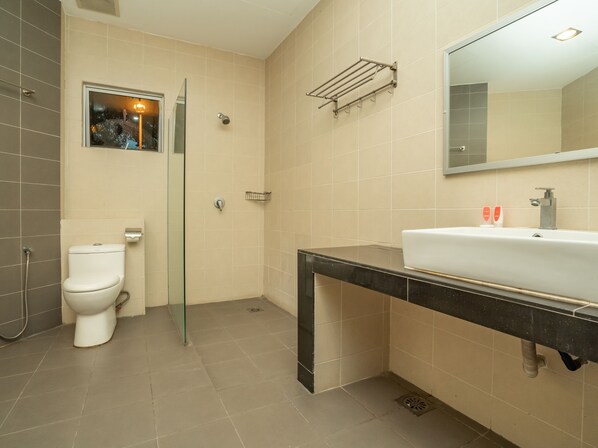 Executive Suite | Bathroom | Shower, free toiletries, slippers, bidet