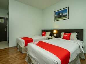 Desk, WiFi (free), bed sheets - One Garden Hotel (Seremban)