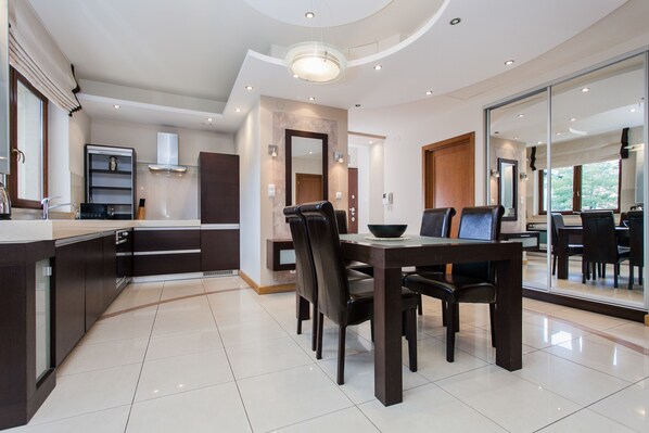 In-room dining - Hamilton Suites - Atlantis Apartments (Krakow)