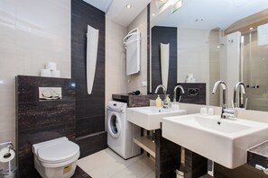 Apartment, 2 Bedrooms (Atlantis 4) | Bathroom | Combined shower/tub, free toiletries, hair dryer
