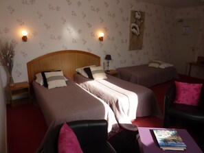 Comfort Triple Room | Dihias secara berasingan, meja, langsir/tirai gelap terus, kalis bunyi 