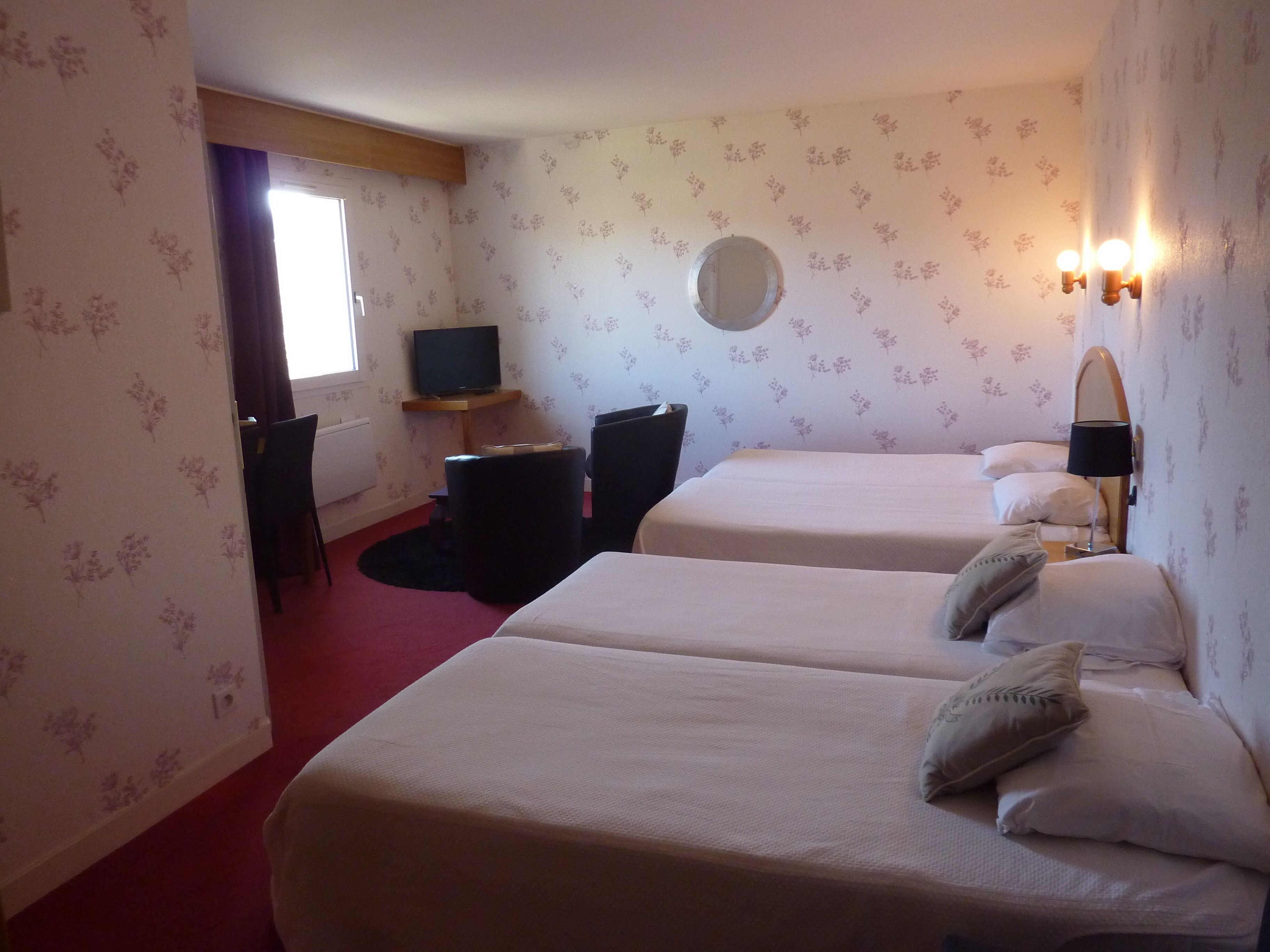 classic quadruple room | individually decorated, desk, blackout curtains, soundproofing