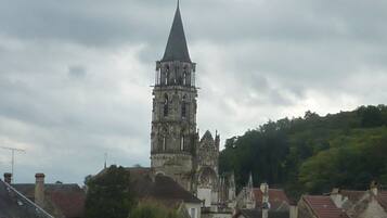 Una iglesia histórica con una torre destacada, rodeada de edificios residenciales y vegetación.
