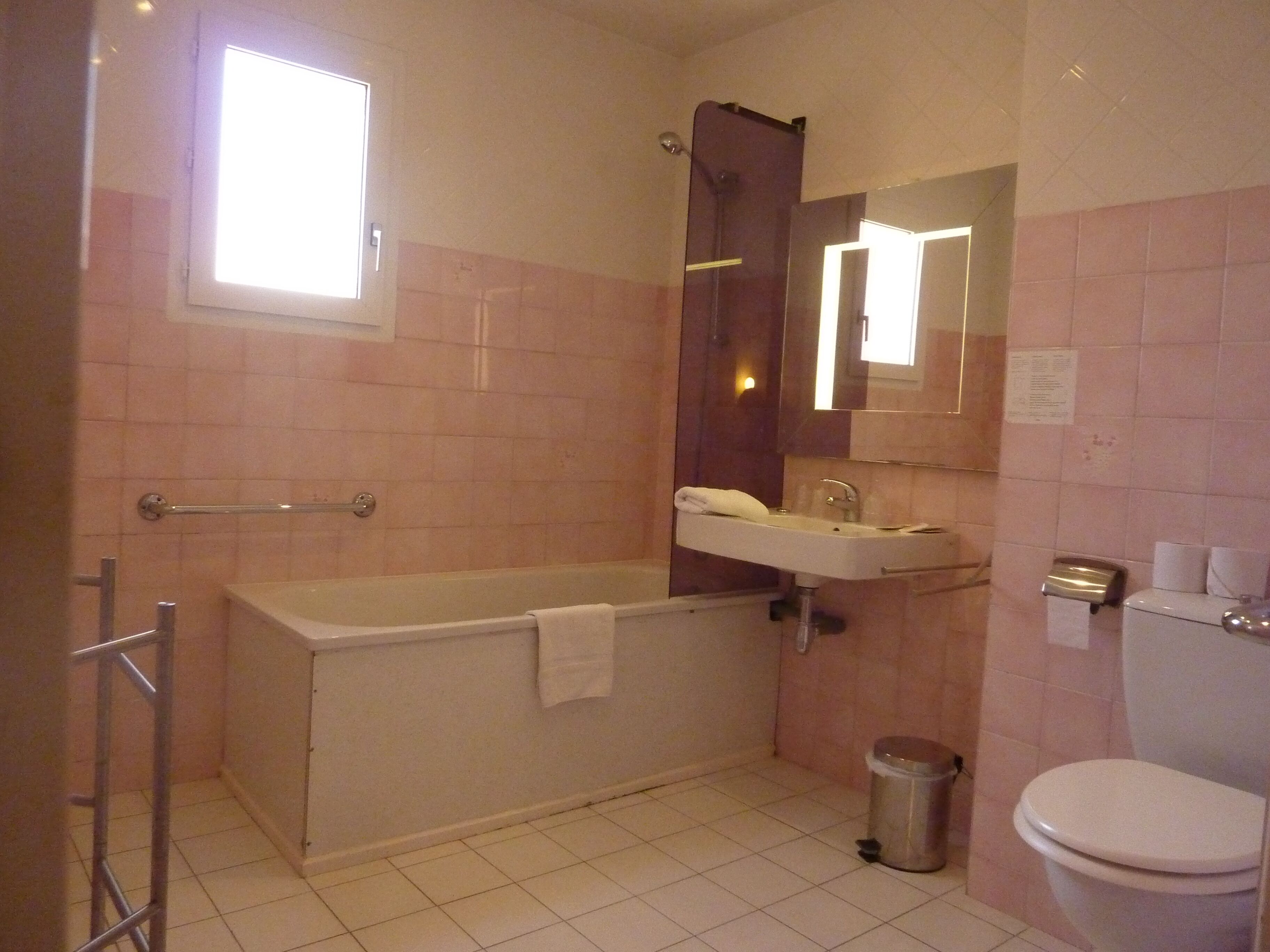 classic double room | bathroom | combined shower/bathtub, deep-soaking bathtub, free toiletries, towels