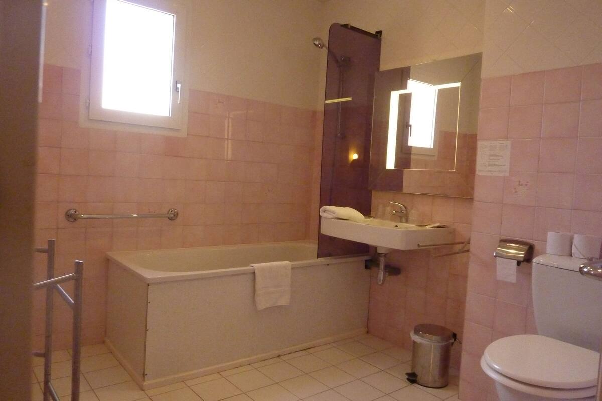 classic double room | bathroom | combined shower/bathtub, deep-soaking bathtub, free toiletries, towels