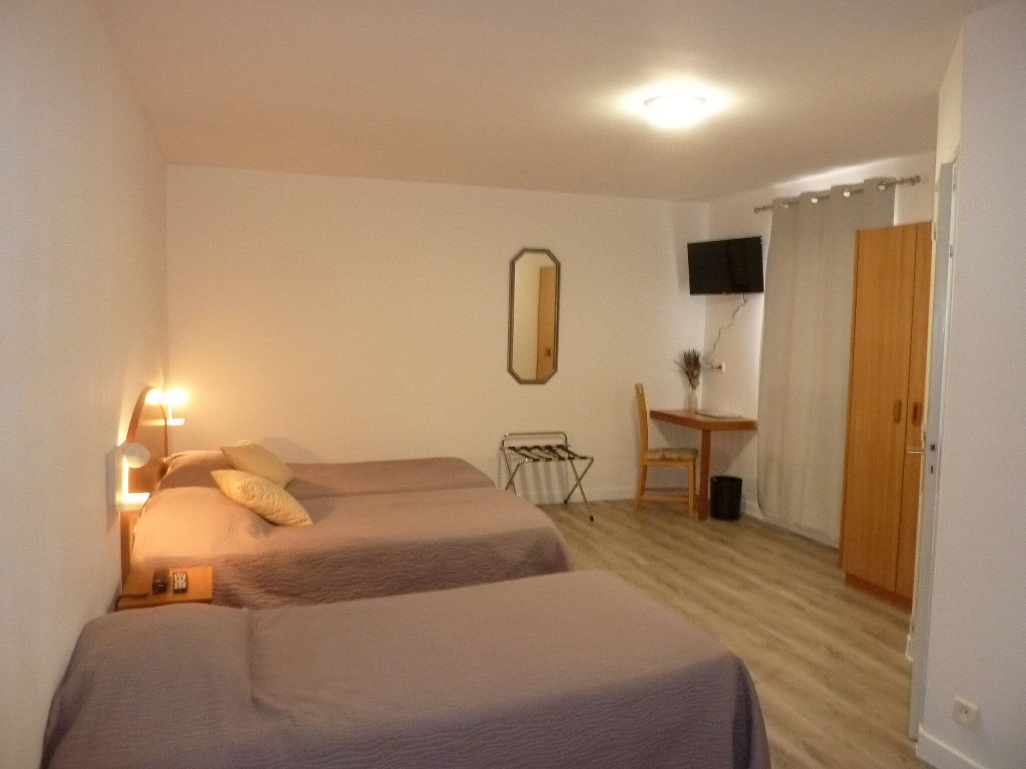 Chambre Triple Confort | Décoration personnalisée, bureau, rideaux occultants