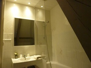 Bañera con ducha, bañera profunda, artículos de tocador gratuitos