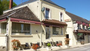 Ein Hotel namens „Petit Dejeuner“ mit Außenbereich und einer Rezeption.