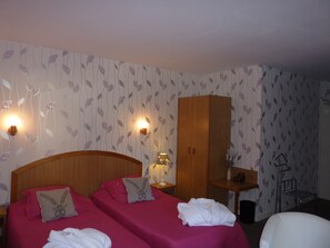 Classic Twin Room | Dihias secara berasingan, meja, langsir/tirai gelap terus, kalis bunyi 