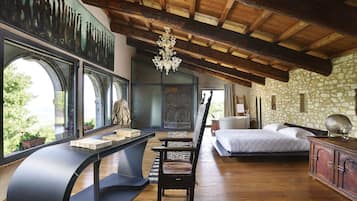 Suite Romantica, edificio separato | 1 camera, biancheria da letto ipoallergenica, una cassaforte in camera