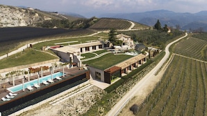 A modern hotel with a swimming pool, a tennis court, and vineyard views. - Tenuta Le Cave (Tregnago)