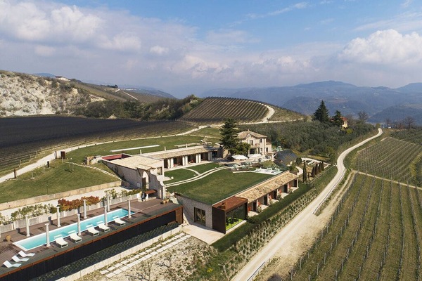 Piscina stagionale all'aperto, ombrelloni da piscina, lettini