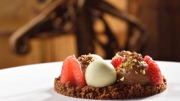 Een dessert op een wit bord met een rustieke houten achtergrond.