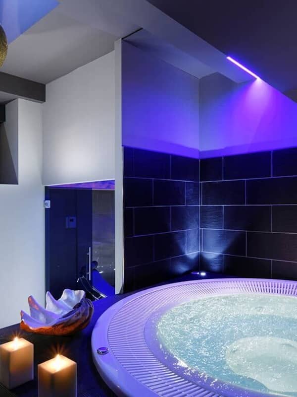 Indoor spa tub