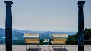 A poolside area with two lounge chairs and a table, overlooking a mountainous landscape. - Tenuta Le Cave (Tregnago)