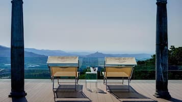 Piscine extérieure (ouverte en saison), parasols de plage