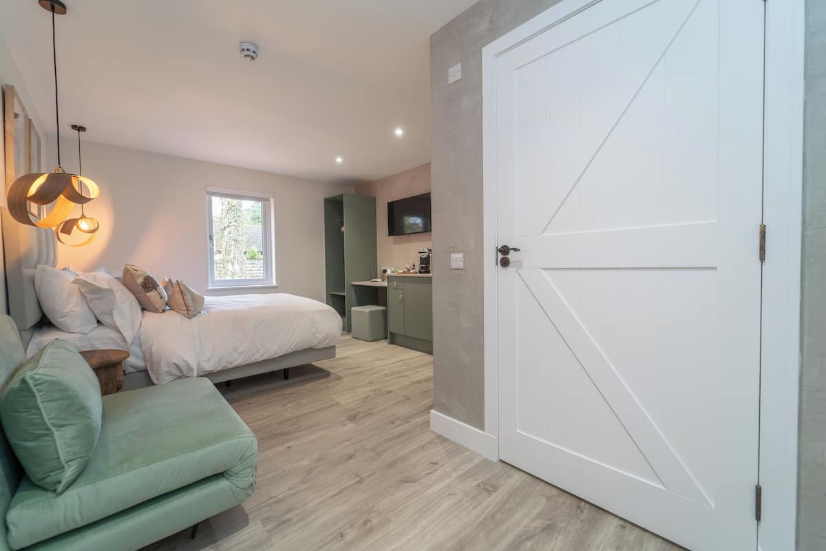 Exclusive Studio Suite, 1 Bedroom, Park View | 1 bedroom, in-room safe, individually furnished, iron/ironing board