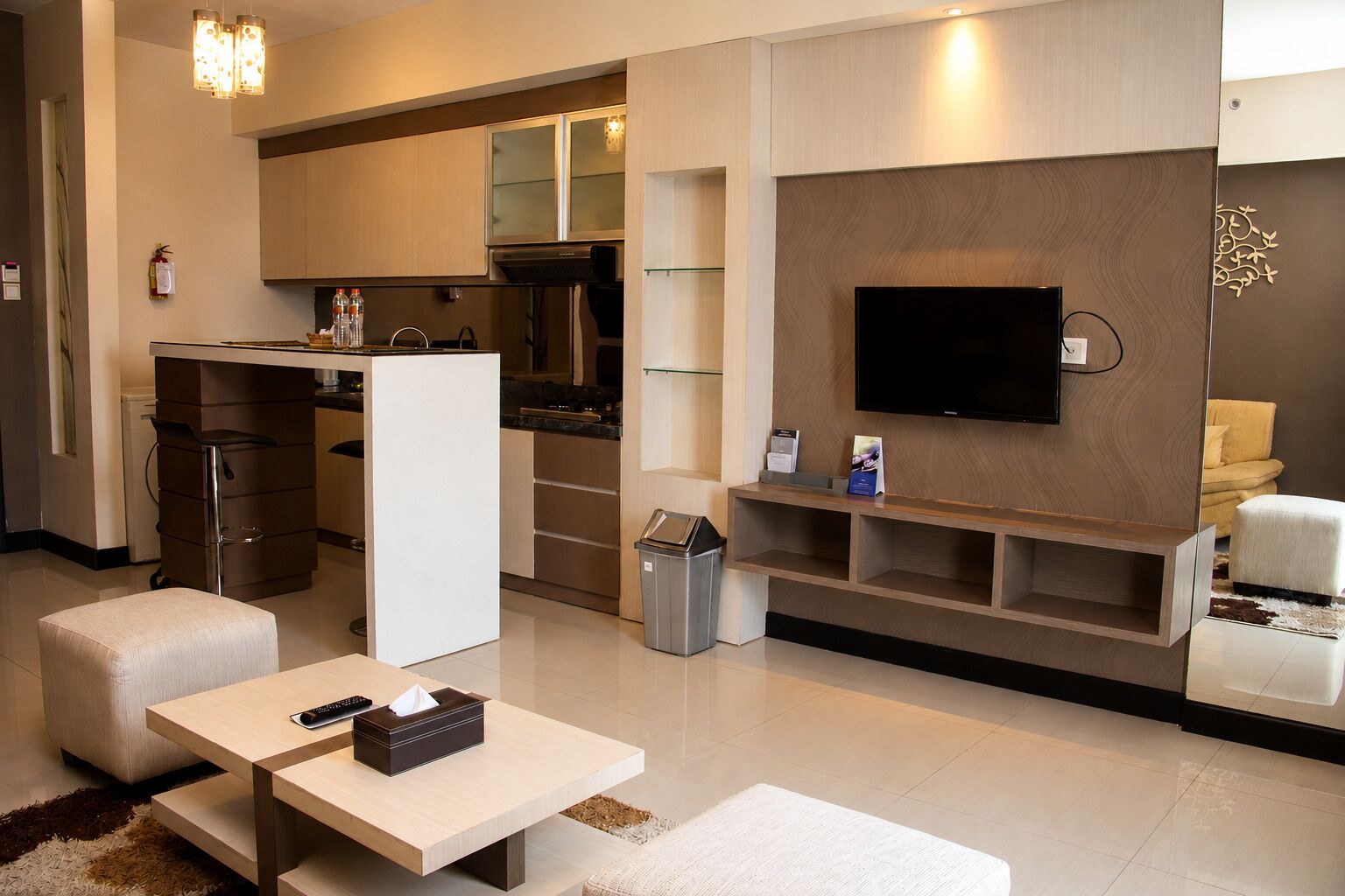 Apartemen Deluks, 1 kamar tidur (Suite) | Brankas, meja kerja, ruang kerja ramah laptop, dan tirai kedap cahaya