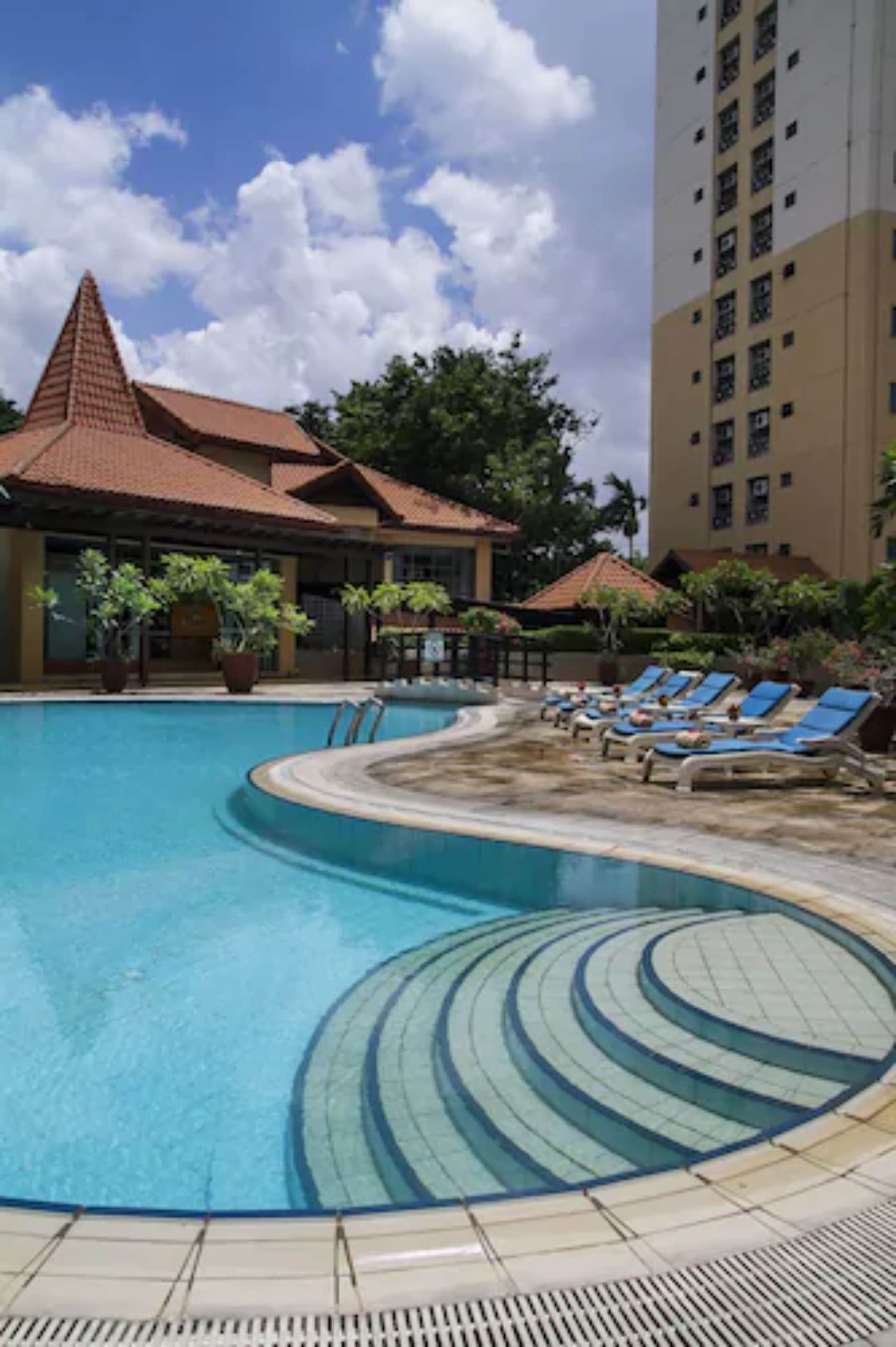 Kolam renang outdoor, dengan kursi berjemur