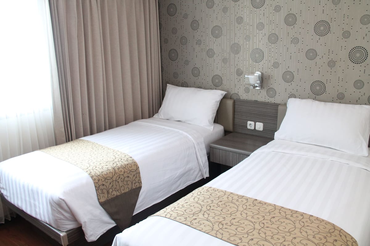 Apartment 2 Bedrooms Executive Suite | In-room safe, desk, laptop workspace, blackout drapes