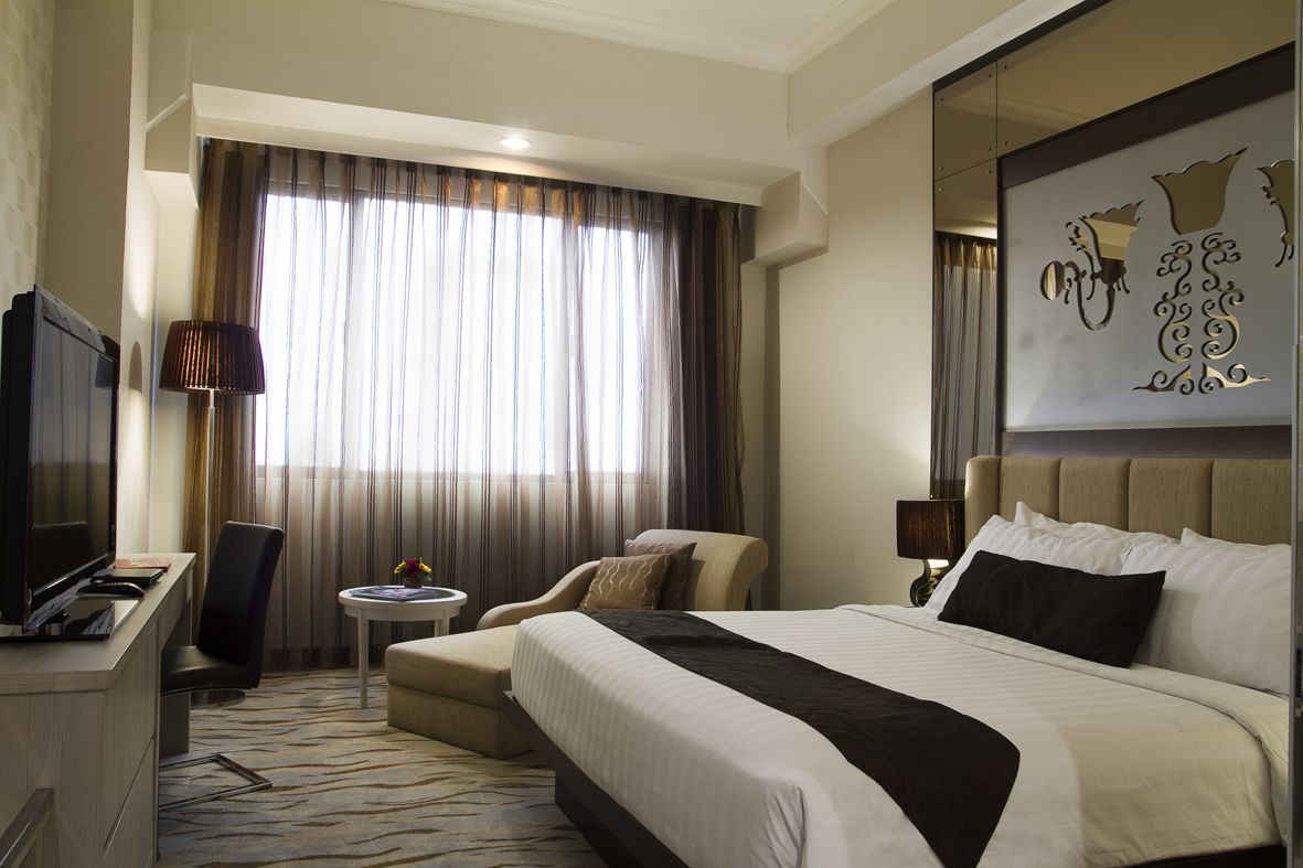 Brankas, meja kerja, ruang kerja ramah laptop, dan tirai kedap cahaya