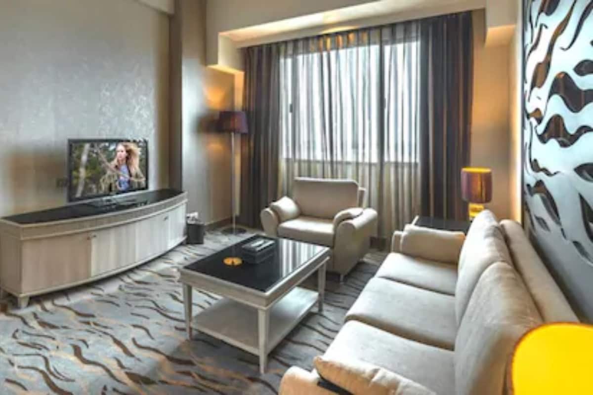 Suite | In-room safe, desk, laptop workspace, blackout drapes