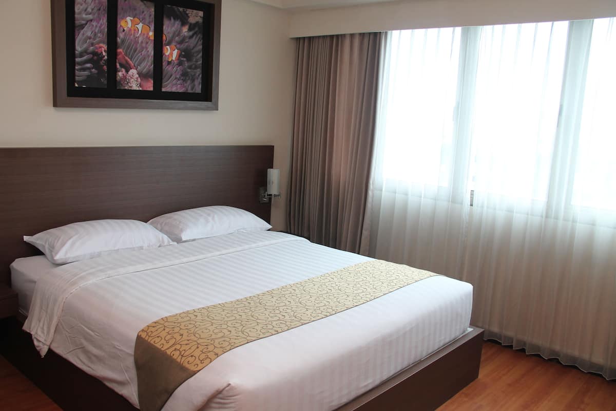 Apartment 1 Bedroom Deluxe Suite | In-room safe, desk, laptop workspace, blackout drapes