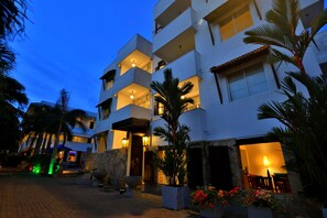 Front of property - evening/night - St. Lachlan Hotel & Suites (Negombo)