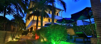 St. Lachlan Hotel & Suites