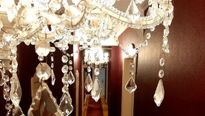 Un couloir décoré de suspensions en cristal.