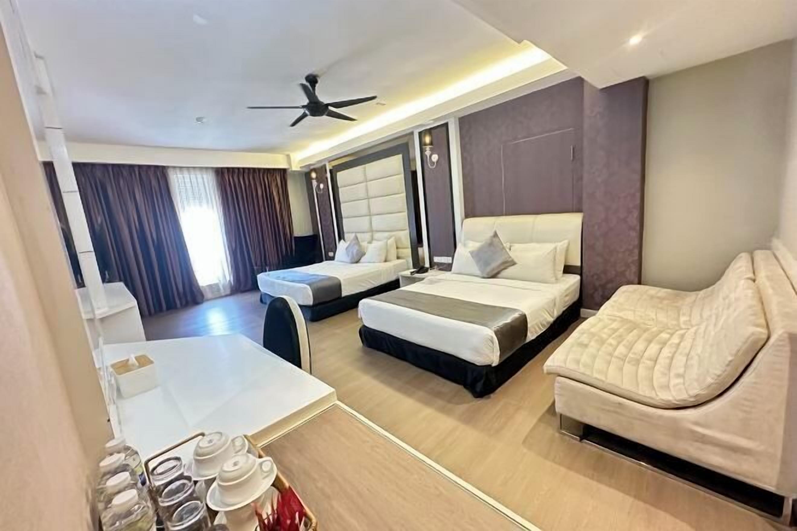 Caja de seguridad en la habitación y tabla de planchar con plancha 