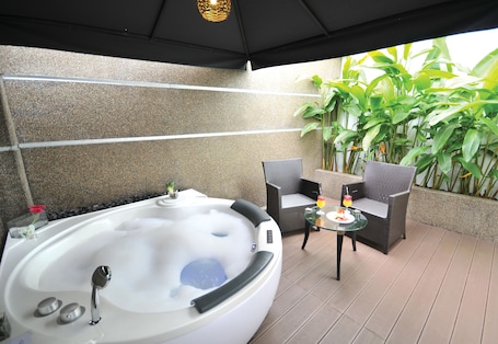 Junior Family Suite with Bathtub | Balcony. The Sterling