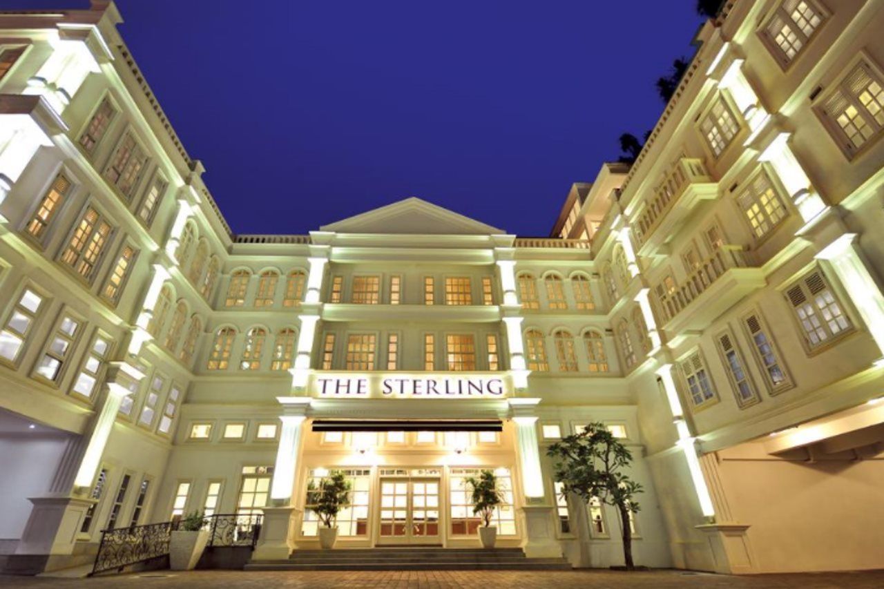 L'imponente ingresso di un hotel con un cartello ben visibile con la scritta 'THE STERLING'.