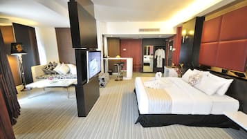 Suite, bathtub (Celebration Double Suite) | Brankas, setrika/meja setrika, dan Wi-Fi gratis