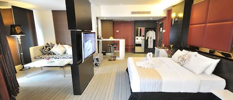 ห้องสวีท, อ่างอาบน้ำ (Celebration Double Suite) | ตู้นิรภัยในห้องพัก, เตารีด/โต๊ะรีดผ้า, Wi-Fi ฟรี