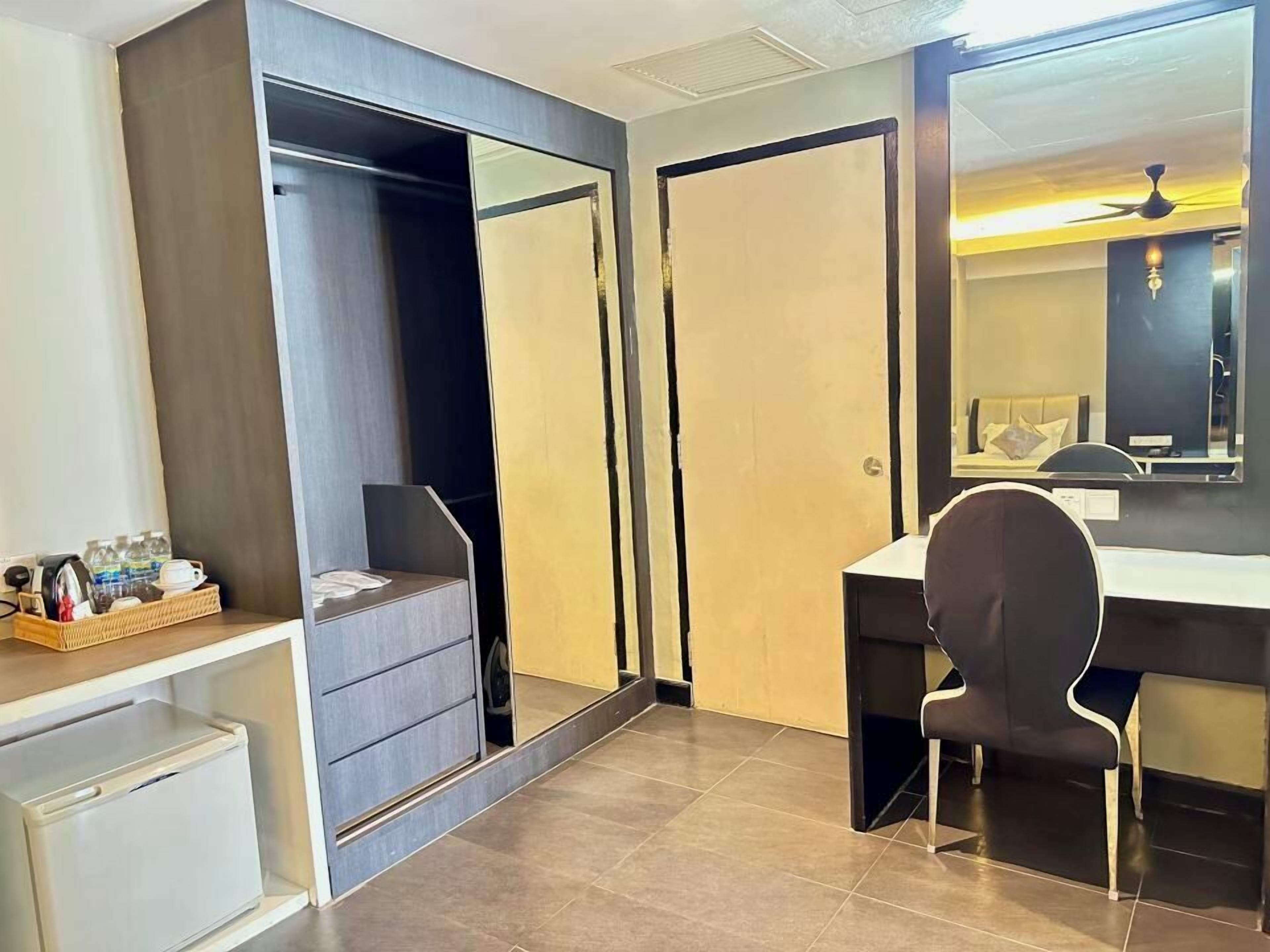 Une salle de bain moderne avec un meuble-lavabo, un miroir et un meuble de rangement.