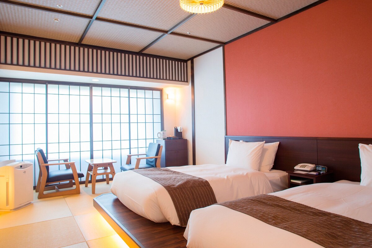 Standard Room, 2 Twin Beds, Ocean View (Mid Floor) | In-room safe, desk, laptop workspace, blackout drapes
